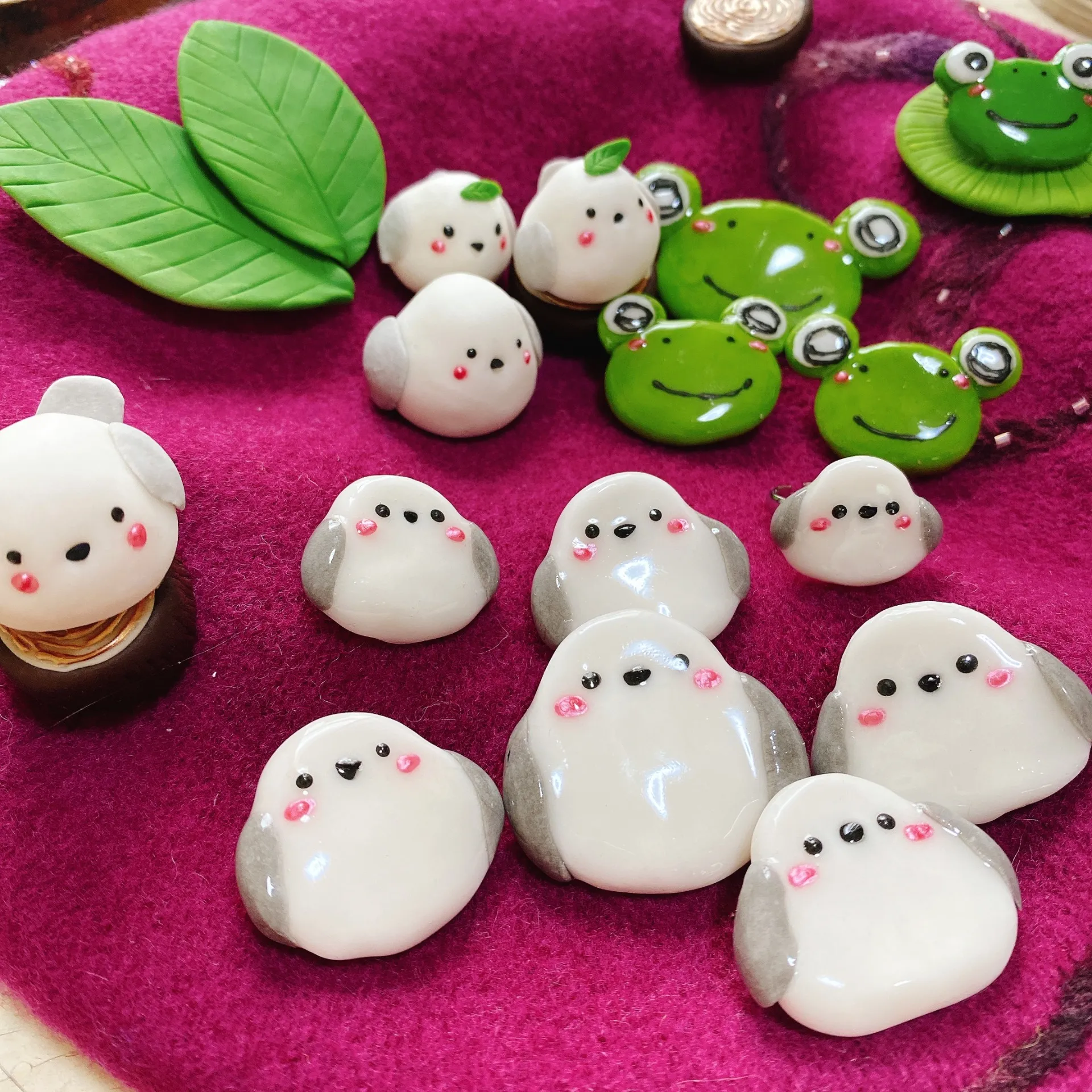 ミニチュアととっても可愛い【シマエナガとカエルブローチ】雑貨　アクセサリー　